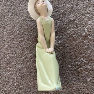 Lladro "Curious Girl with Straw Hat"